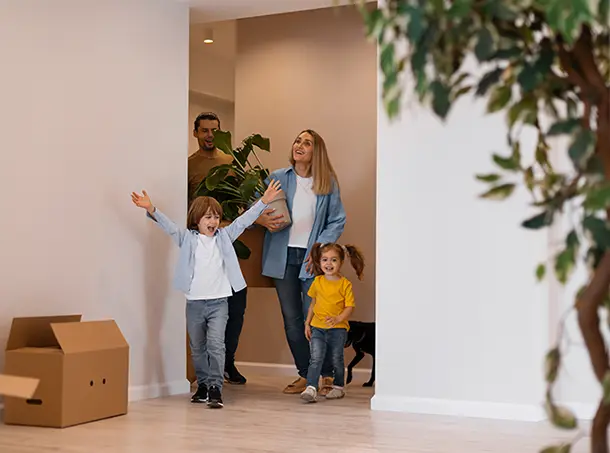 Imagen de familia en casa